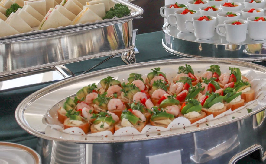 船の上でワイワイ楽しむ立食パーティー